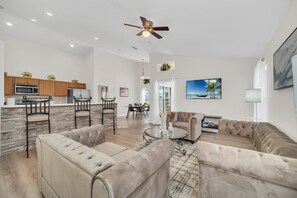 Living area - Spacious Villa Near Disney (Davenport)