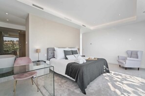 5 habitaciones, tabla de planchar con plancha, wifi y ropa de cama 