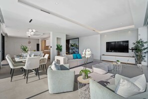 TV, offices - Villa Sandie | Front Golf Sauna Jacuzzi Family (Estepona)