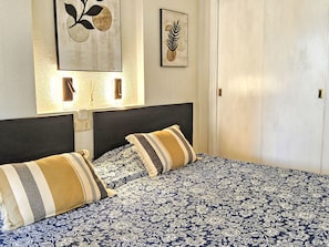 1 bedroom, desk, iron/ironing board, Internet