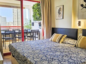 1 chambre, bureau, fer et planche à repasser, accès Internet