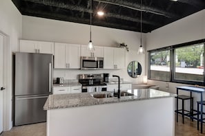 Private kitchen - 7 mins to Broadway! Sleeps 4, 2 beds! (Nashville)