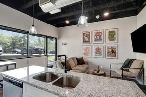 Televisión y oficina 