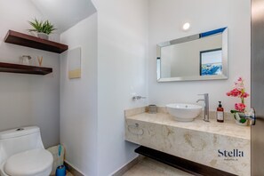 Dusj, hårføner, håndklær og såpe