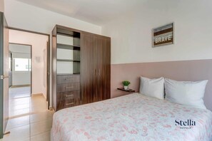 3 soverom, skrivebord, strykejern/-brett og reiseseng for barn