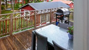 A wooden deck with a grill and outdoor seating area. - 4 bedroom lovely home in Njurunda (Njurunda)