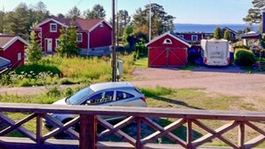 A rural setting with red barns and a white trailer parked on a dirt road. - 4 bedroom lovely home in Njurunda (Njurunda)