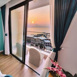 Studio, 1 King Bed, Beach View