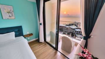 Estúdio, 1 cama King, vista para a praia | 4 quartos, cortinas blackout, quartos à prova de som, Wi-Fi de cortesia