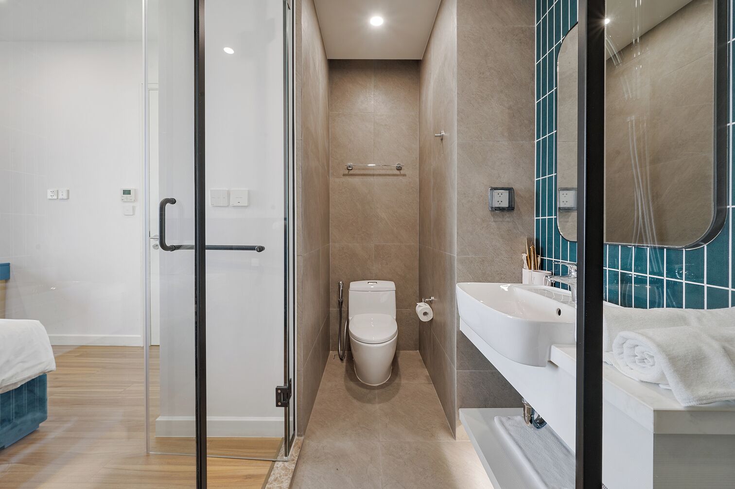 Un baño moderno con cabina de ducha de vidrio, inodoro y bañera.