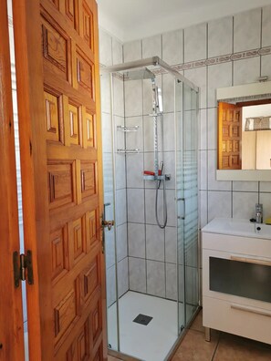 Shower, hair dryer, towels