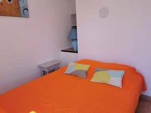 3 bedrooms, iron/ironing board, bed sheets