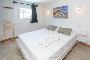 3 habitaciones, tabla de planchar con plancha y ropa de cama 