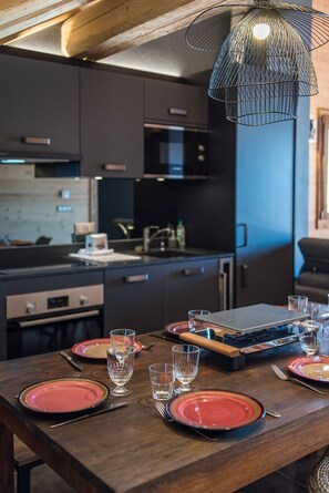 Fridge, oven, dishwasher, cookware/dishes/utensils