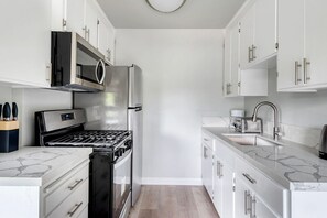 冷蔵庫、電子レンジ、オーブン、コンロ