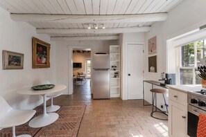 冰箱、微波炉、烤箱、炉灶