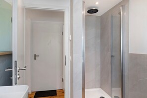 Shower, towels - Apartment 'Nagoldblick Liebeneckstraße' with Balcony and Wi-Fi (Pforzheim)