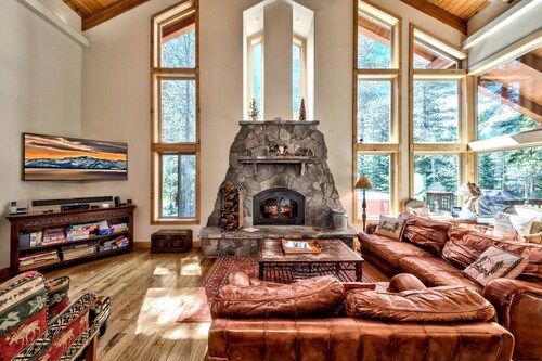 Ramshorn Basecamp: Golf Course, Hot Tub, Bunk Beds, Beautiful Views, Arcade