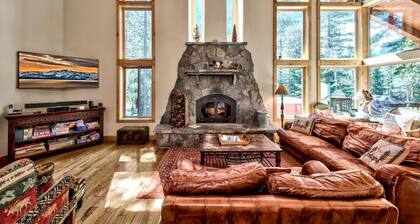 Ramshorn Basecamp: Golf Course, Hot Tub, Bunk Beds, Beautiful Views, Arcade