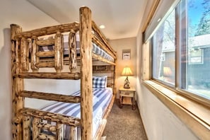 5 slaapkamers, een bureau, een strijkplank/strijkijzer, gratis wifi
