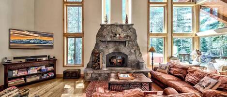 Smart-TV, Kamin, Arbeitsbereiche