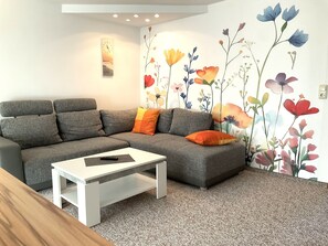 TV - Holiday Apartment 'Appartement - Close to the Beach' with Private Terrace and Wi-Fi (Heringsdorf)