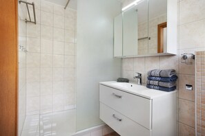 Douche, sèche-cheveux, serviettes fournies