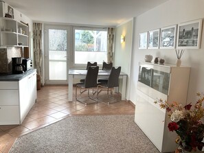Fridge, microwave, oven, stovetop - Holiday Apartment 'Appartement - Close to the Beach' with Private Terrace and Wi-Fi (Heringsdorf)