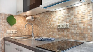 Una cocina con pileta, encimera y salpicadero.