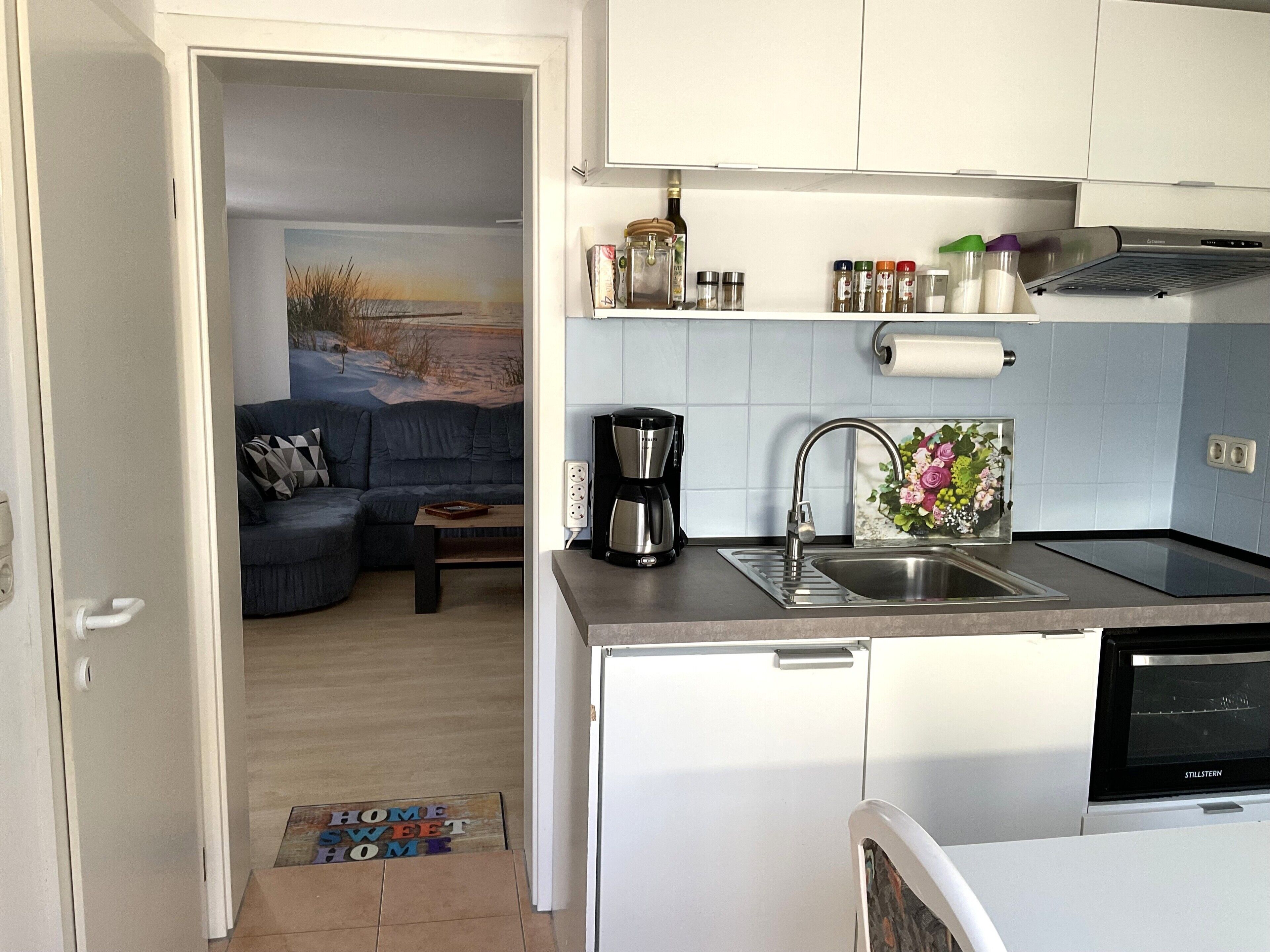 Fridge, oven, stovetop, coffee/tea maker