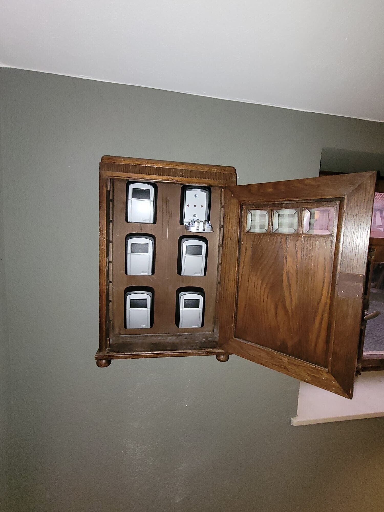 Un meuble en bois doté de six compartiments, probablement destiné au rangement.