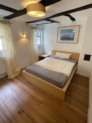 1 bedroom, free WiFi, bed sheets - Apartment 'Zimmer 2' with Shared Garden and Wi-Fi (Ortenberg)