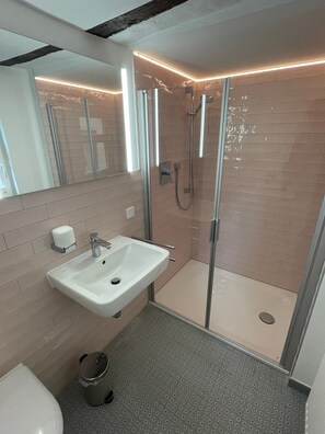 Shower, hair dryer, towels - Apartment 'Zimmer 2' with Shared Garden and Wi-Fi (Ortenberg)