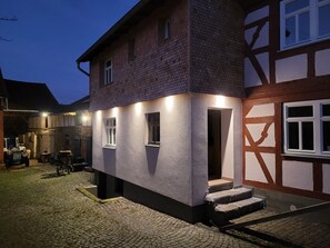 Exterior - Apartment 'Zimmer 2' with Shared Garden and Wi-Fi (Ortenberg)