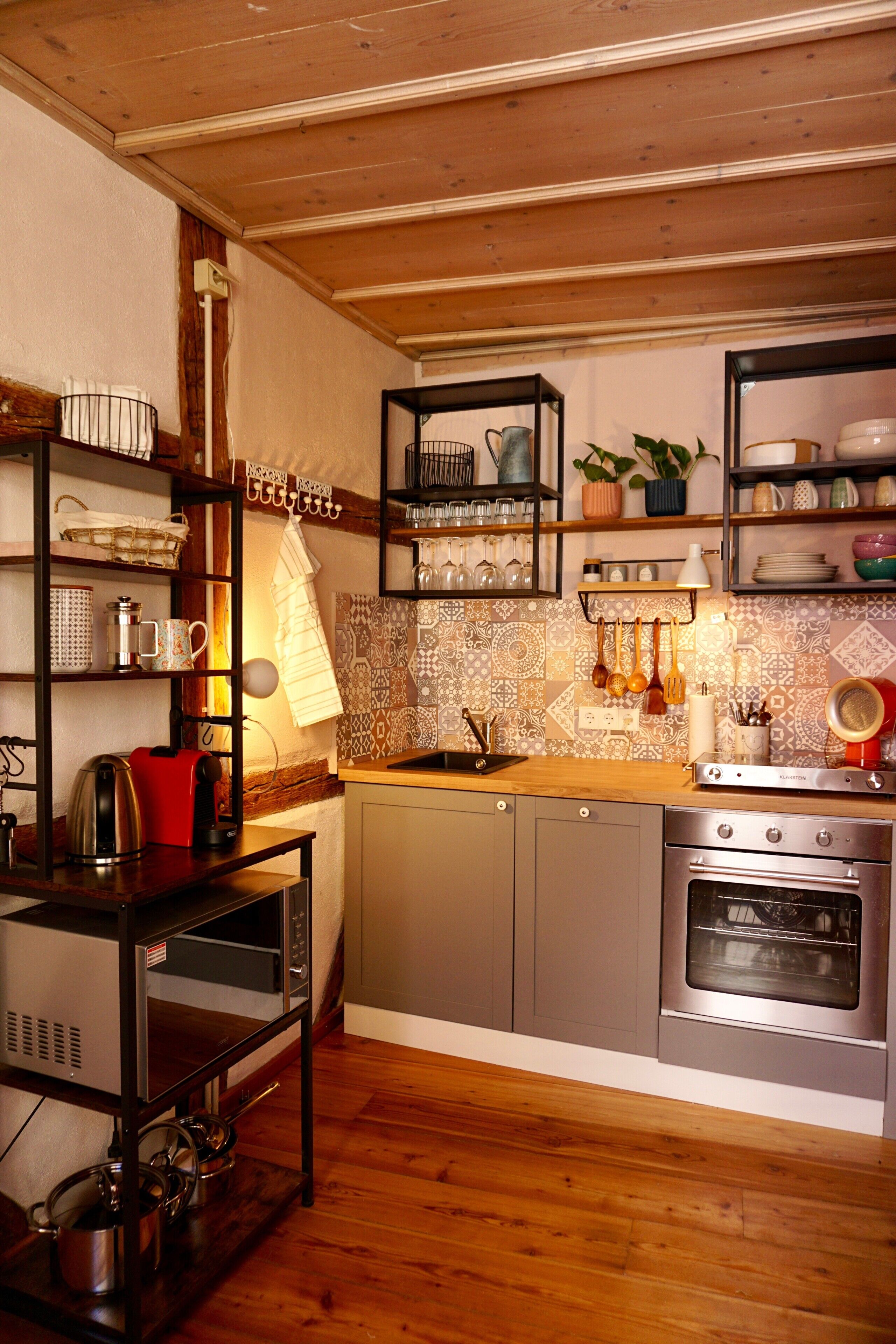 冷蔵庫、電子レンジ、オーブン、コンロ