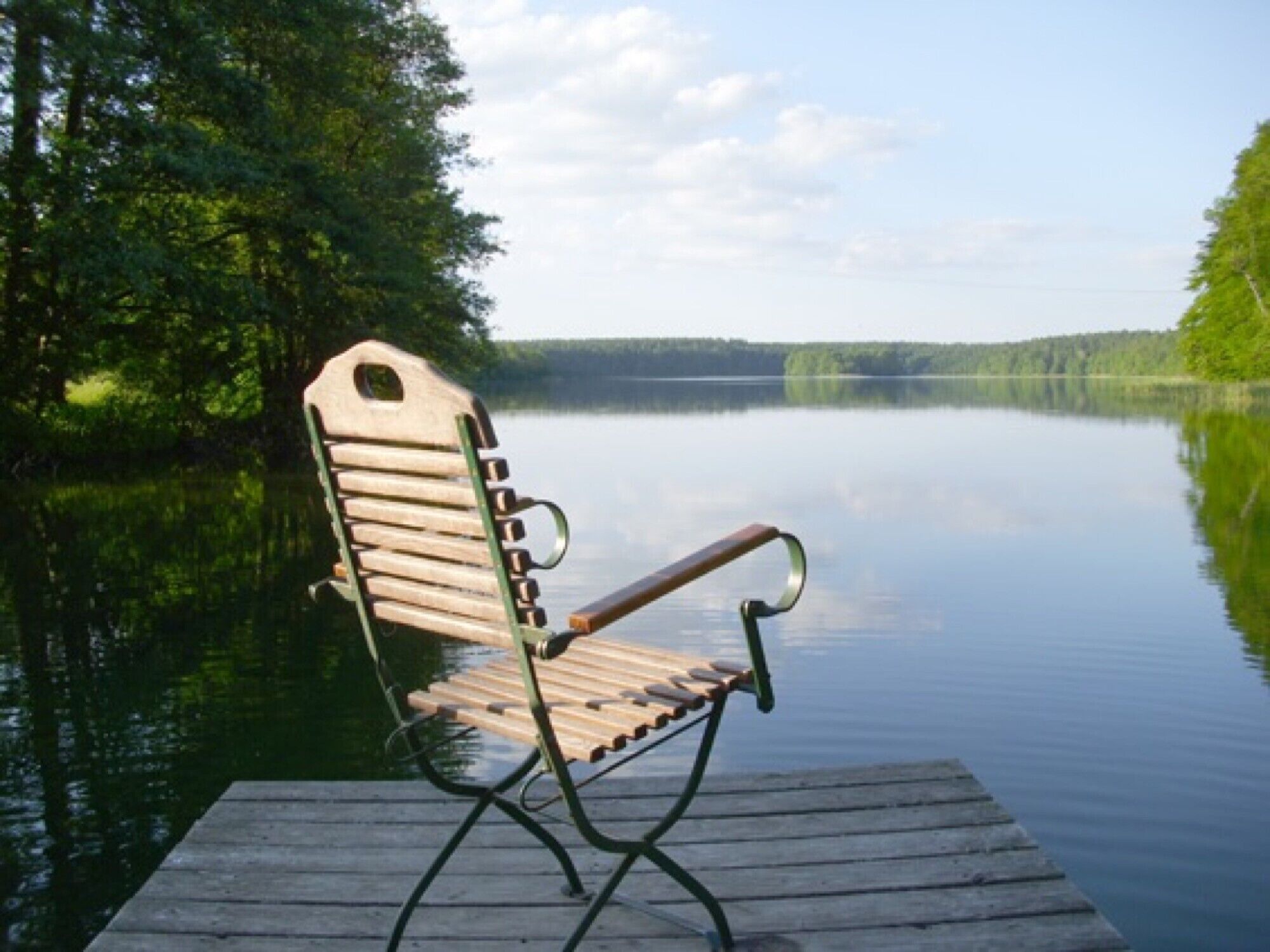 Une jetée en bois avec un banc.