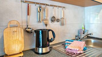 Fridge, oven, stovetop, coffee/tea maker