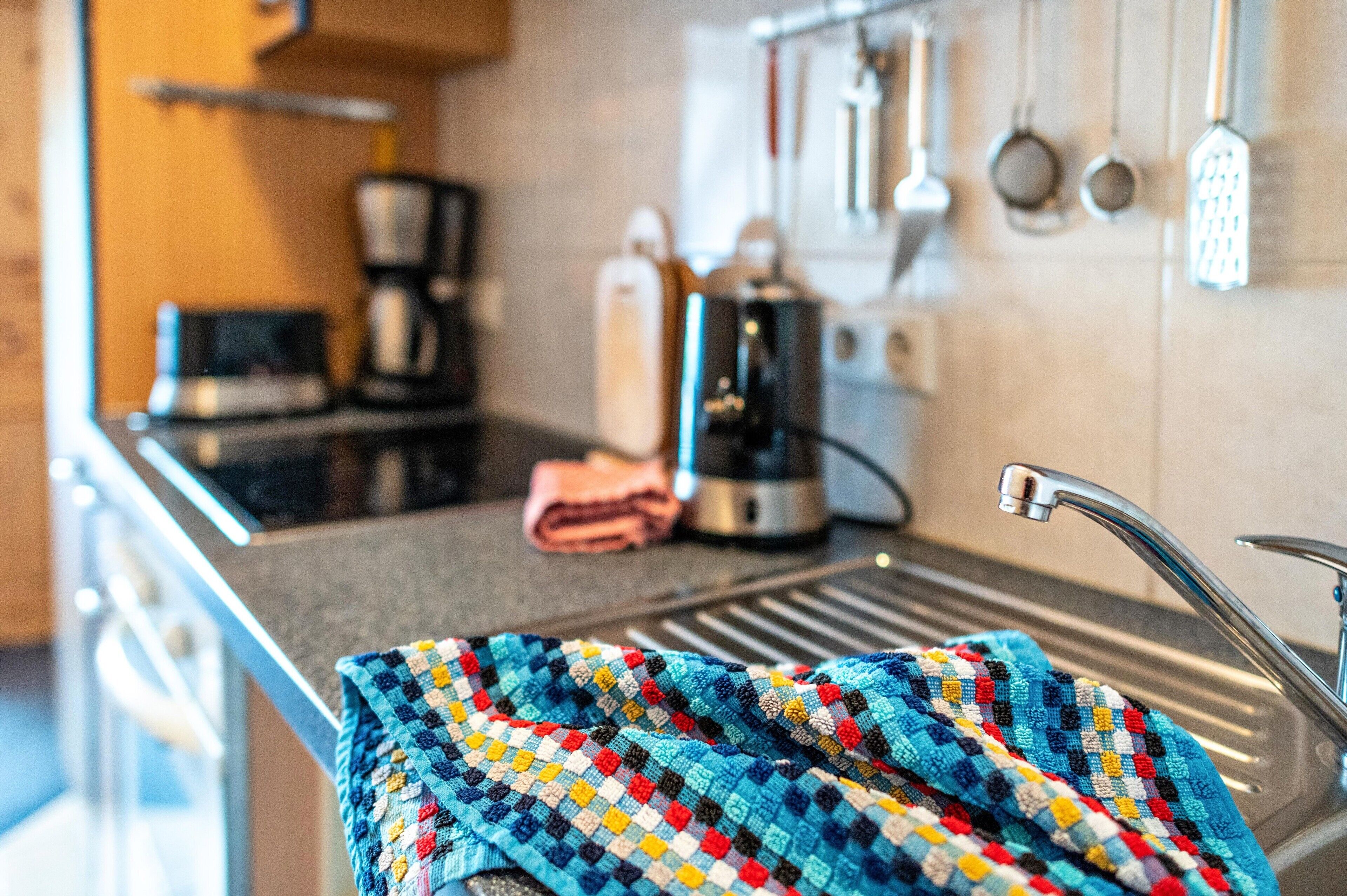 Fridge, oven, stovetop, coffee/tea maker