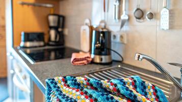 Fridge, oven, stovetop, coffee/tea maker
