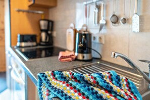 Frigorífico, horno, placa de cocina y cafetera o tetera