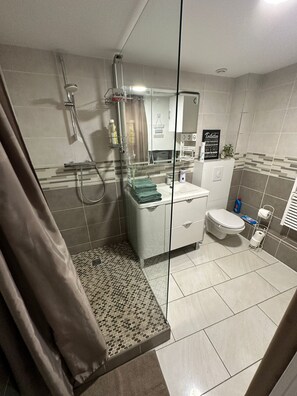 Shower, hair dryer, towels, soap - Nid Douillet + Superbe Terrasse + Tout Équipé (Talence)