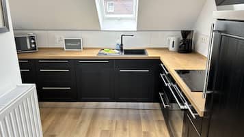 Een koelkast, een magnetron, een oven, een kookplaat