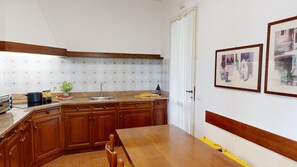 Fridge, oven, dishwasher, coffee/tea maker