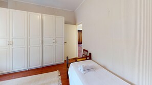 2 makuuhuonetta, silitysrauta/-lauta, ilmainen Wi-Fi, vuodevaatteet