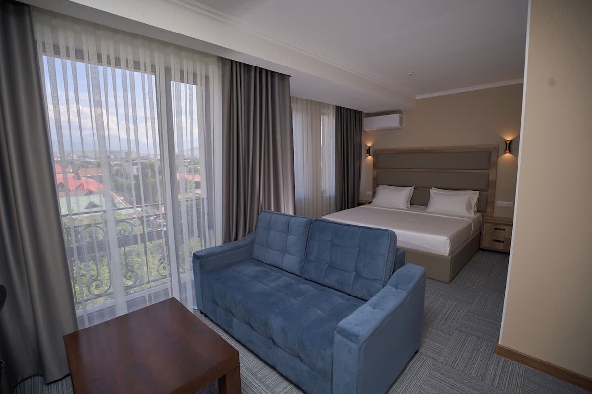 Deluxe Double Room, Mountain View | Living area