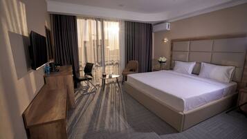 Dobbeltrom – superior, byutsikt | Safe på rommet, skrivebord og skrivebord for bærbar PC