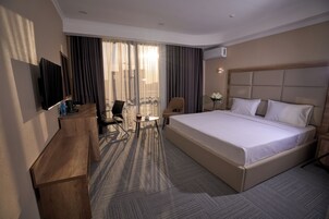 Habitación doble superior, vistas a la ciudad | Caja fuerte, escritorio, espacio para trabajar con un portátil