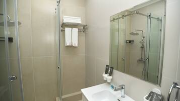 Toalettartikler (inkludert), hårføner, tøfler og håndklær