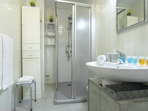 Dusche, Haartrockner, Handtücher