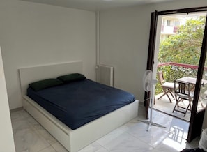 1 chambre, fer et planche à repasser, draps fournis